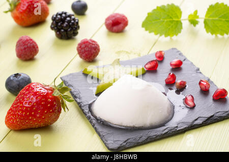Gefrorene Sorbet mit gemischten frischen Früchten auf Tisch Stockfoto