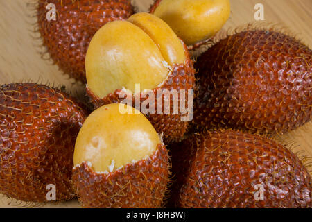 Nahaufnahme von Salak Frucht (Salacca Zalacca) auf Holz Hintergrund Stockfoto