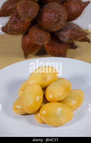 Nahaufnahme von Salak Frucht (Salacca Zalacca) in weiße Schale auf Holz Hintergrund Stockfoto