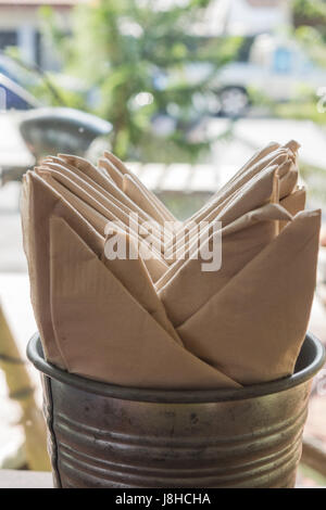 Recycelte Gewebe wurde in Dosen gefaltet. Stockfoto