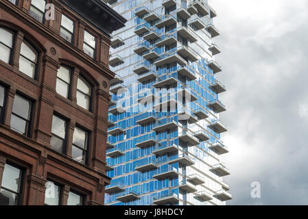 New York, USA gemeinhin als 25. Mai 2017 60 Geschichte Eigentumswohnung, 56 Leonard Street, Jenga Gebäude erhebt sich über Loft und Industriegebäude in TriBeCa. Architekten Herzog & de Meuron beschreibt das Gebäude als "Häuser gestapelt in den Himmel. © Stacy Walsh Rosenstock Stockfoto