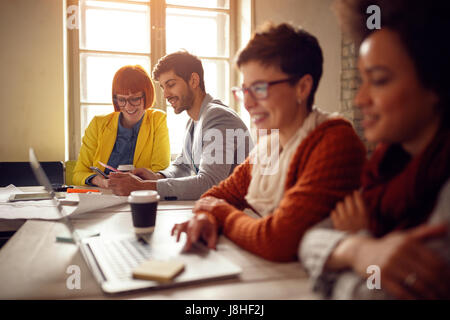 junges Paar Designer Blick auf Farbfelder in Händen Stockfoto
