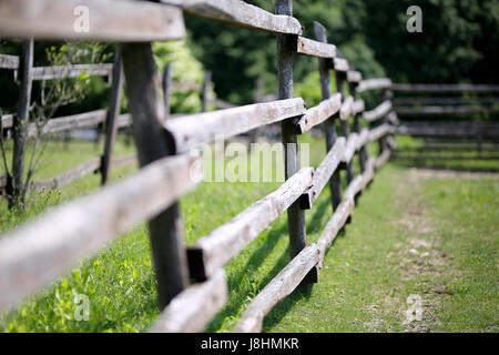 Bokeh und Wohlfühlen auf alten Corral Zaun Ranch ländlichen schönen Sommer Stockfoto