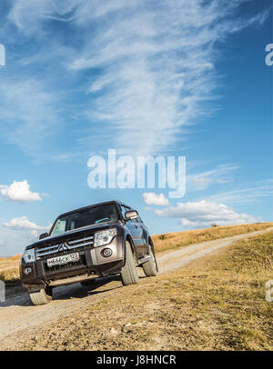 Mitsubishi Pajero-4 in der russischen Steppe Stockfoto