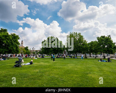 Padua, Italien - 16. April 2017 - Menschen genießen den sonnigen Tag in Padua, Italien. Stockfoto