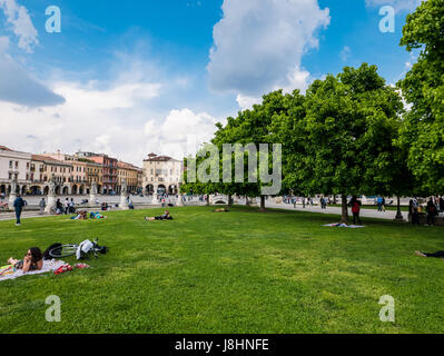 Padua, Italien - 16. April 2017 - Menschen genießen den sonnigen Tag in Padua, Italien. Stockfoto