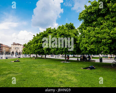 Padua, Italien - 16. April 2017 - Menschen genießen den sonnigen Tag in Padua, Italien. Stockfoto