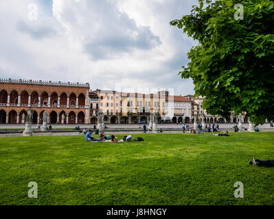 Padua, Italien - 16. April 2017 - Menschen genießen den sonnigen Tag in Padua, Italien. Stockfoto