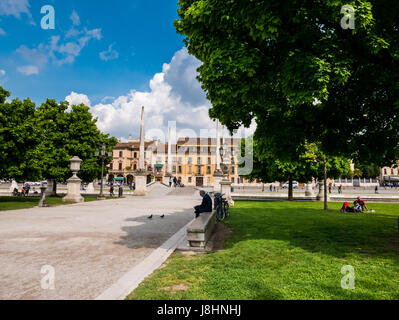 Padua, Italien - 16. April 2017 - Menschen genießen den sonnigen Tag in Padua, Italien. Stockfoto