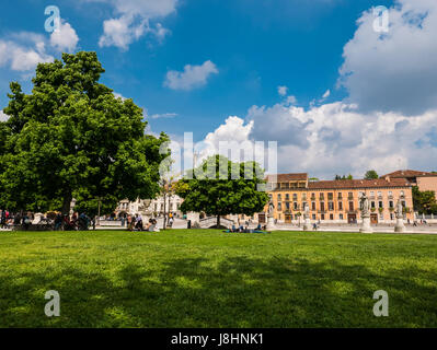 Padua, Italien - 16. April 2017 - Menschen genießen den sonnigen Tag in Padua, Italien. Stockfoto