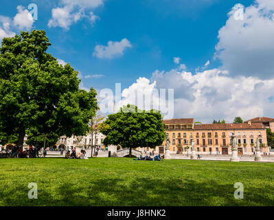 Padua, Italien - 16. April 2017 - Menschen genießen den sonnigen Tag in Padua, Italien. Stockfoto