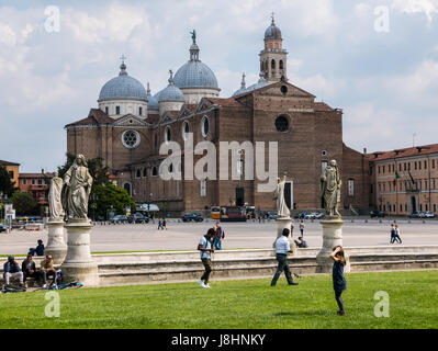 Padua, Italien - 16. April 2017 - Basilika des Heiligen Antonius in Padua, Italien, an einem sonnigen Tag. Stockfoto