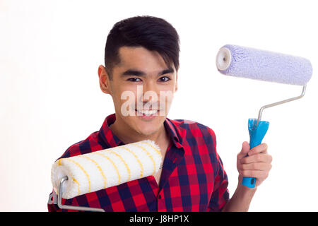 Positiven Jüngling mit schwarzen Haaren in Rot kariertes Hemd mit farbigen rollt auf weißem Hintergrund im studio Stockfoto