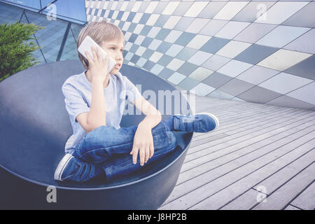 Schüler, die das Telefonieren in der Stadt Stockfoto