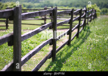 Nahaufnahme der Holzzaun auf der Koppel Ackerland ländliche Szene. Geringe Schärfentiefe Stockfoto