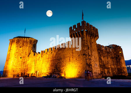 Vollmond über mittelalterliche Burg Kamerlengo in Trogir, Kroatien Stockfoto