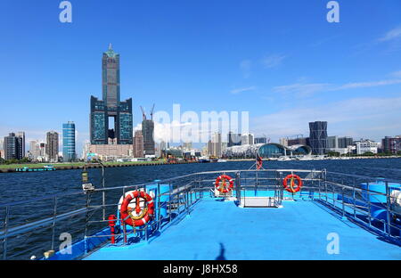 KAOHSIUNG, TAIWAN--14. MAI 2017. Kaohsiung City Waterfront mit Tuntex Tower und dem Messezentrum betrachtet von einem Schiff Stockfoto