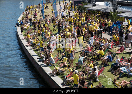 Berlin, Deutschland - 27. Mai 2017: Deutsche Fußball-Fans von BVB Borussia Dortmund am Tag des DFB-Pokal Finale in Berlin. Stockfoto