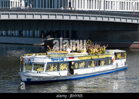 Berlin, Deutschland - 27. Mai 2017: Deutsche Fußball-Fans von BVB Borussia Dortmund auf Boot am Tag des DFB-Pokal Finale in Berlin. Stockfoto