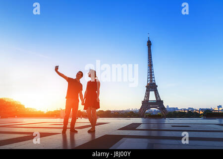 Silhouette eines liebenden Paares Selfie Porträt Foto vor Eiffelturm, Trocadero, Paris, Frankreich Stockfoto