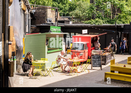 Mercato Metropolitano, einer stillgelegten Papierfabrik in Elephant &amp; Castle, ist jetzt ein Markt Platz und Lifestyle Hub sich Stände mit Essen, Geschäfte und bars Stockfoto