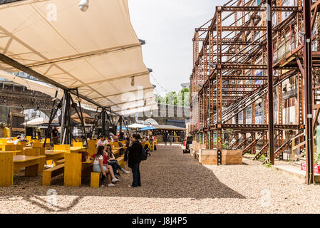 Mercato Metropolitano, einer stillgelegten Papierfabrik in Elephant &amp; Castle, ist jetzt ein Markt Platz und Lifestyle Hub sich Stände mit Essen, Geschäfte und bars Stockfoto