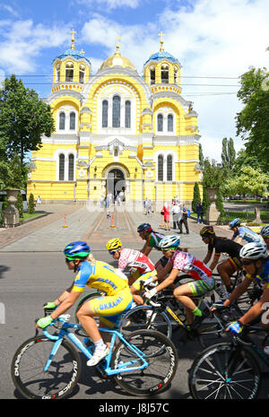 Kiew, UKRAINE - 27. Mai 2017: Frauen Radfahrer fahren auf den Straßen von Kiew während Horizont Park Race Frauen Challenge. St. Volodymyr Kathedrale auf der Stockfoto