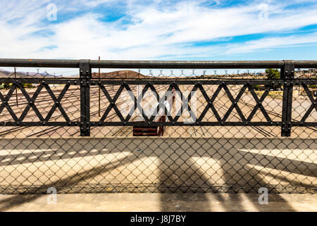 Th alten Highway 91 Eisenbrücke über den Rangierbahnhof in Barstow Kalifornien auf der historischen Route 66 Stockfoto