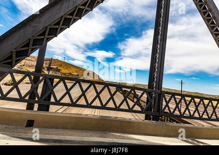 Th alten Highway 91 Eisenbrücke über den Rangierbahnhof in Barstow Kalifornien auf der historischen Route 66 Stockfoto