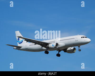 Avion Express Airbus A320-200 landen auf dem Flughafen Pierre Elliott Trudeau International in Dorval, Quebec wird vorbereitet Stockfoto