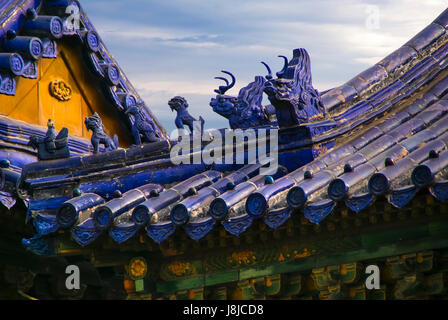 Kobaltblau Ziegeldach mit Ornamenten auf einem Gebäude in der Nähe der Tempel des Himmels. Peking, China, Asien Stockfoto