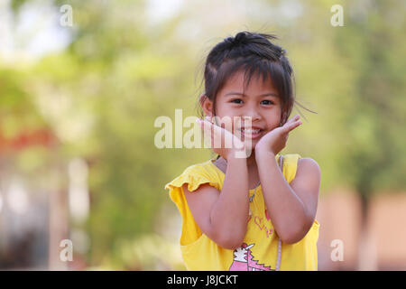 Asiatische Mädchen betrachten Sie Kamera und Lollipop im Konzept von Gesundheit und Wachstum. Stockfoto