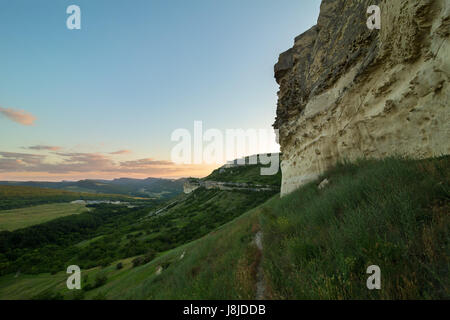 Wände der Höhlenstadt Bakla in Bakhchysarai Raion, Crimea. Stockfoto