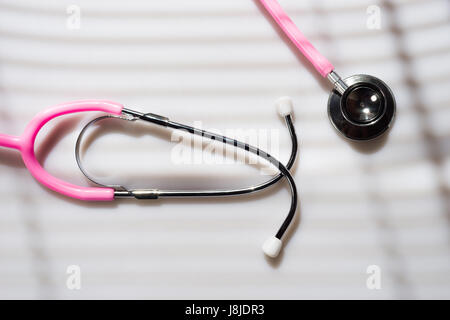 Fensterlicht überkam ein Stethoskop in der Arztpraxis Stockfoto