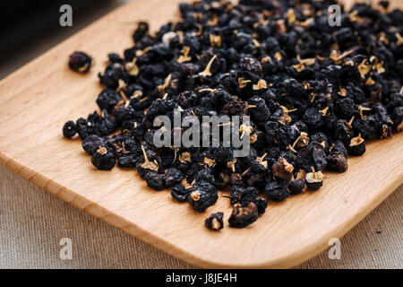 Der Blick auf einige Lycium Ruthenicum in eine Holzplatte. Stockfoto