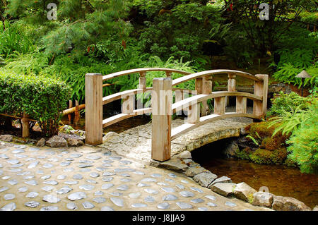 Kleine Holzbrücke über Garten Bach Stockfoto