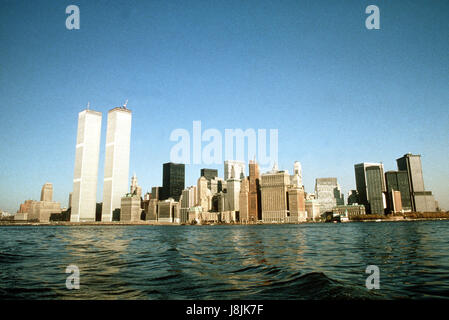 Ein Blick auf Manhattan, New York Unterstadt gesehen von der Fähre. Stockfoto