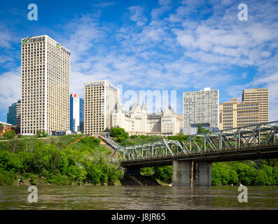 Die Skyline von Edmonton, Alberta, Kanada, wie aus dem North Saskatchewan River zu sehen. Stockfoto