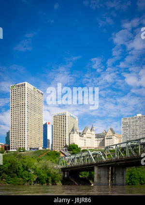 Die Skyline von Edmonton, Alberta, Kanada, wie aus dem North Saskatchewan River zu sehen. Stockfoto