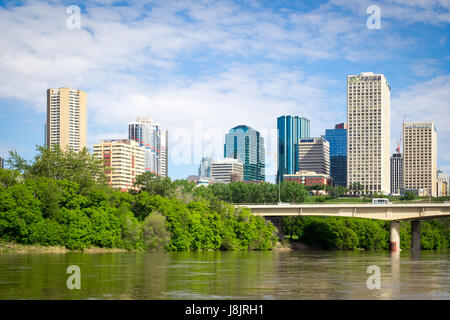 Die Skyline von Edmonton, Alberta, Kanada, wie aus dem North Saskatchewan River zu sehen. Stockfoto