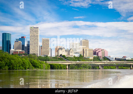 Die Skyline von Edmonton, Alberta, Kanada, wie aus dem North Saskatchewan River zu sehen. Stockfoto