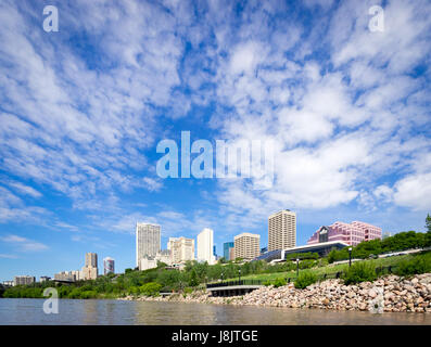 Die Skyline von Edmonton, Alberta, Kanada, wie aus dem North Saskatchewan River zu sehen. Stockfoto