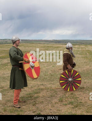 Männer tragen Trachten Wikinger Krieger während der Schlacht reenactment Stockfoto