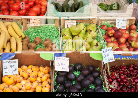 Griechischer Marktstand mit frischem Obst und Gemüse einschließlich Pflaumen, Kirschen, Bananen, Kiwi-Obst, Birnen, Nektarinen, Tomaten, Kürbis und grüne Paprika Stockfoto