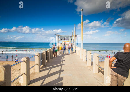 Durban - Südafrika, 17. Januar 2015: Menschen genießen den Strand von Durban Stockfoto