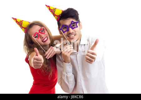 Junges Paar mit Karte Stöcken und feiern Hüte Stockfoto