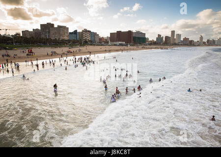 Durban - Südafrika, 17. Januar 2015: Menschen genießen den Strand von Durban Stockfoto