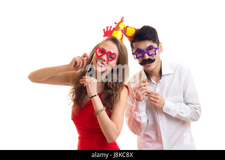 Junges Paar mit Karte Stöcken und feiern Hüte Stockfoto