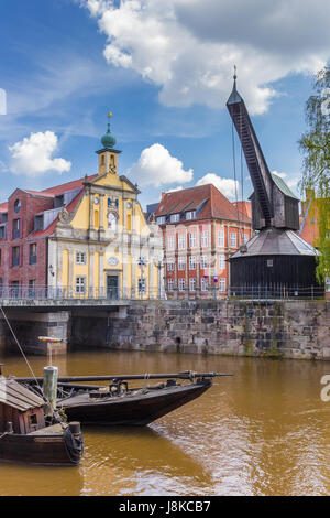 Alte hölzerne Kran und bunten historischen Gebäude im Hafen Lüneburg Stockfoto