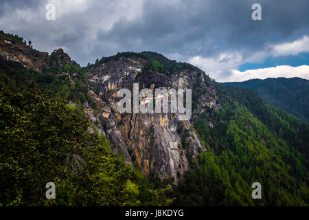 Tiger Nest Kloster, eine heilige Pilgerstätte für Buddhisten, aus der Ferne gesehen.